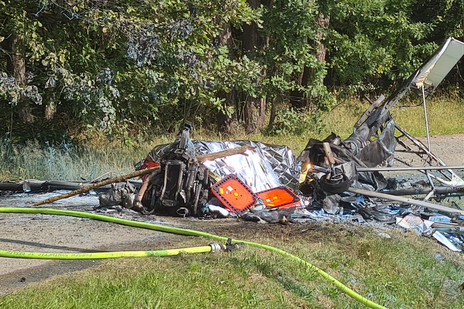 Leichtflugzeug kommt von Startbahn ab: Mann stirbt in Flammen