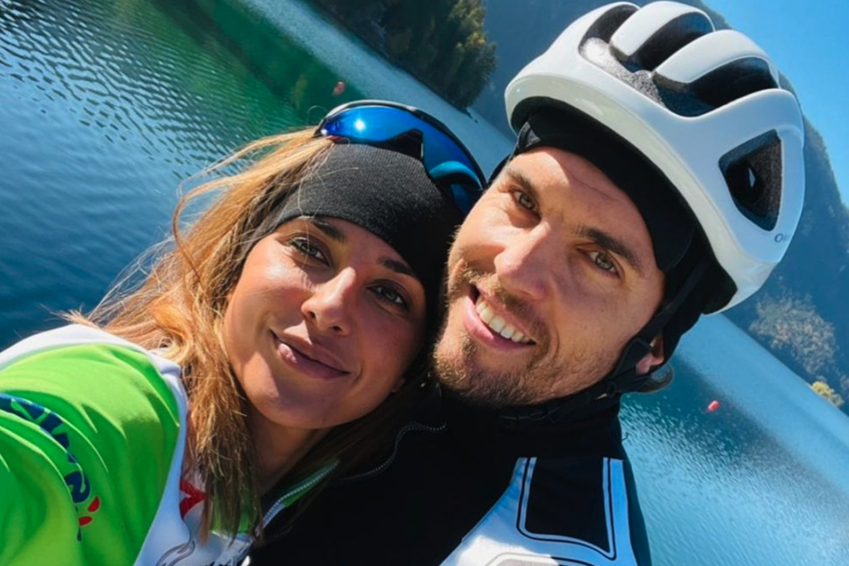Jana Azizi (31) und der Triathlon-Trainer Johann Ackermann (37) drehten eine Runde um den Eibsee in Bayern.