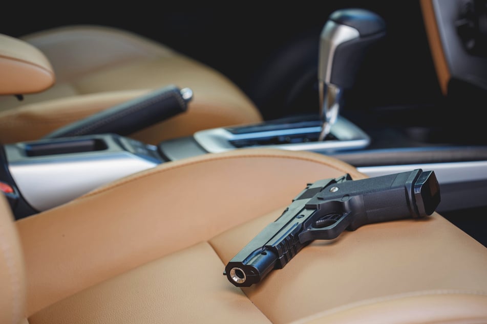 Der 20-Jährige hatte neben dem Streifenwagen angehalten, dann die Pistole scheinbar durchgeladen und wieder weggelegt. (Symbolbild)
