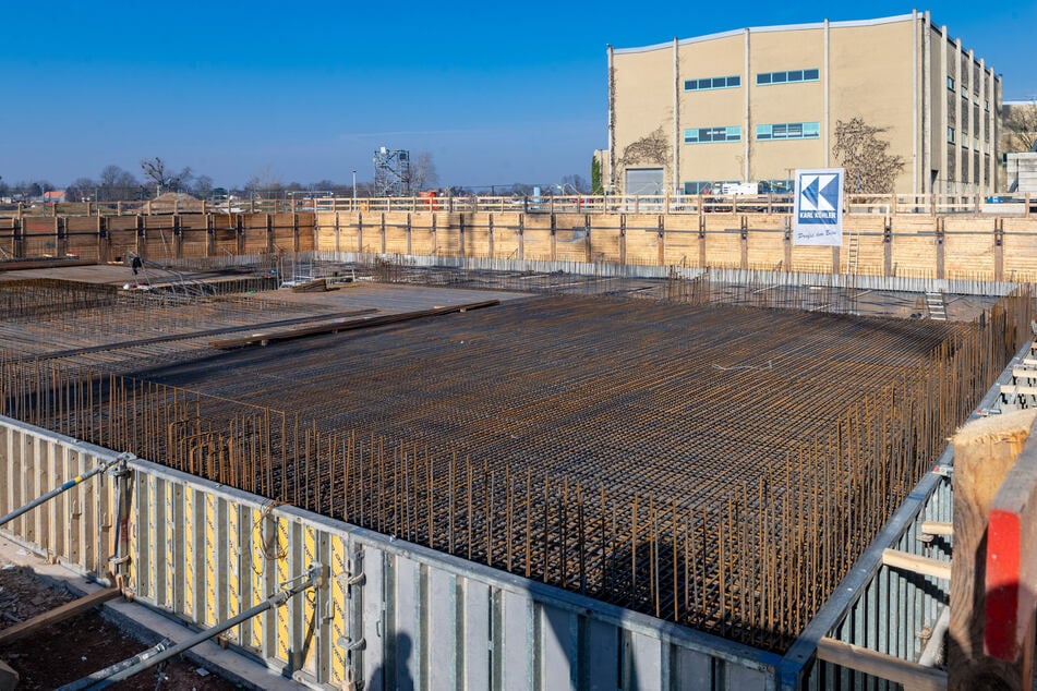 Die bereits stehende Filterhalle (Hintergrund) bekommt nun Gesellschaft. Derzeit wird an der Bodenplatte gearbeitet.