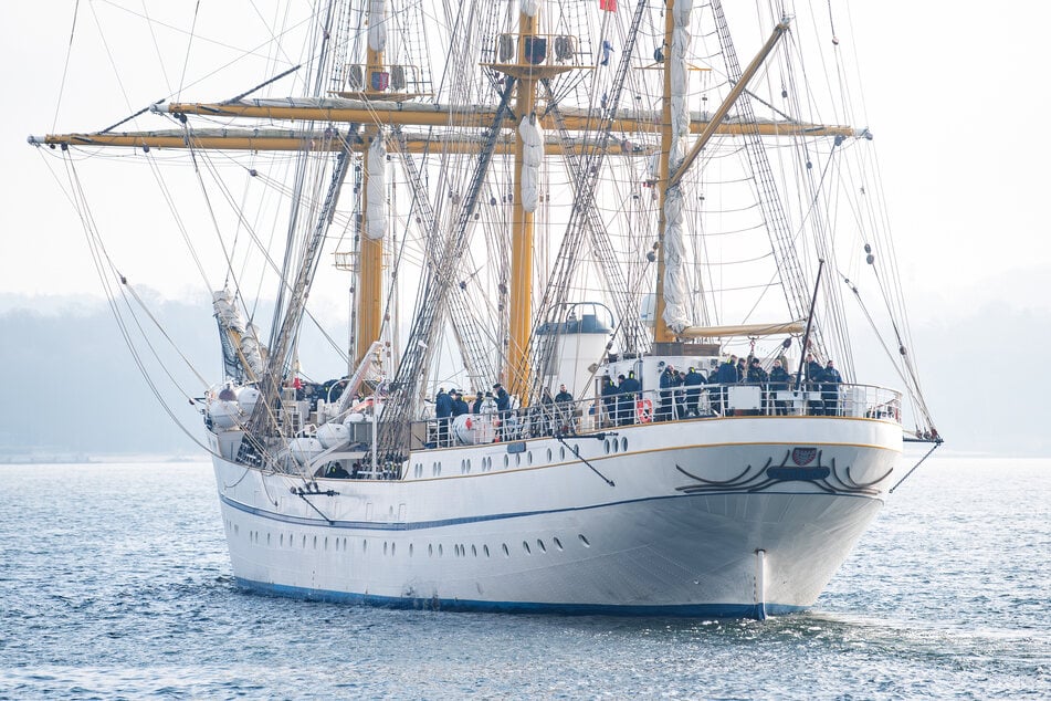 Zu sehen gibt es auf der "Gorch Fock" etwa die großen Steuerräder, die goldfarbenen Schiffsglocken und die drei Masten des 45 Meter hohen Schiffes. (Archivbild)