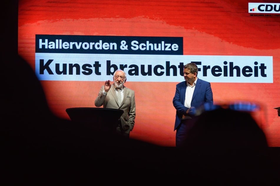 Hallervorden ist aktuell mit Ministerpräsident Sven Schulze (46, CDU) in Sachsen-Anhalt unterwegs.