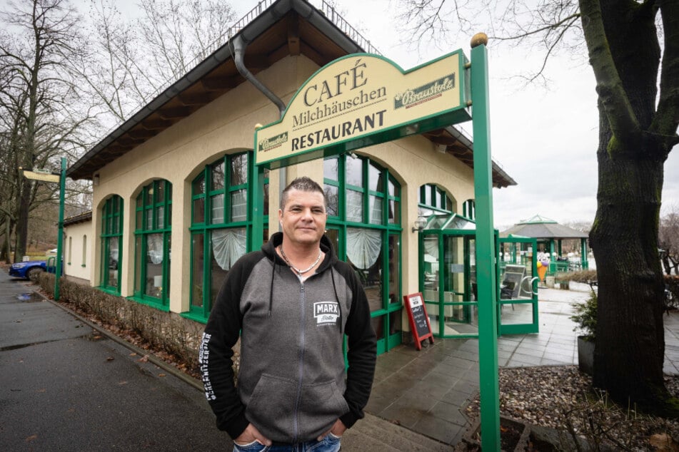 Marcel Morgenstern (43) hat vor einem Jahr das Milchhäuschen am Schloßteich übernommen. Mit regionalen Produkten und längeren Öffnungszeiten möchte der Chemnitzer punkten.