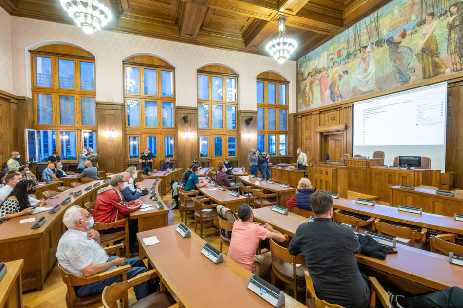 Gespannt verfolgten Parteianhänger und Bürger die Wahlergebnisse im Chemnitzer Rathaus.