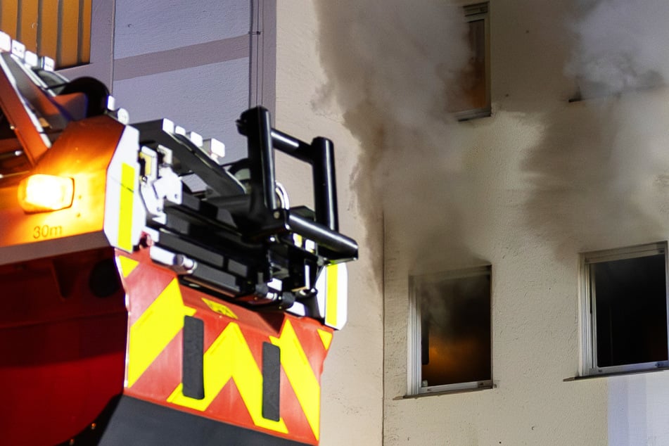 Brand in Mehrfamilienhaus: Feuerwehr rettet schwer verletzte Seniorin