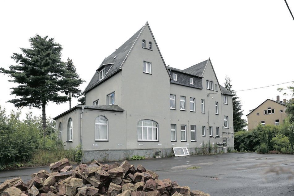 Die alte Pension am Bahnhaltepunkt Grüna steht leer. Die Stadt-Verwaltung will prüfen, ob sie als Alternativ-Standort infrage kommt.