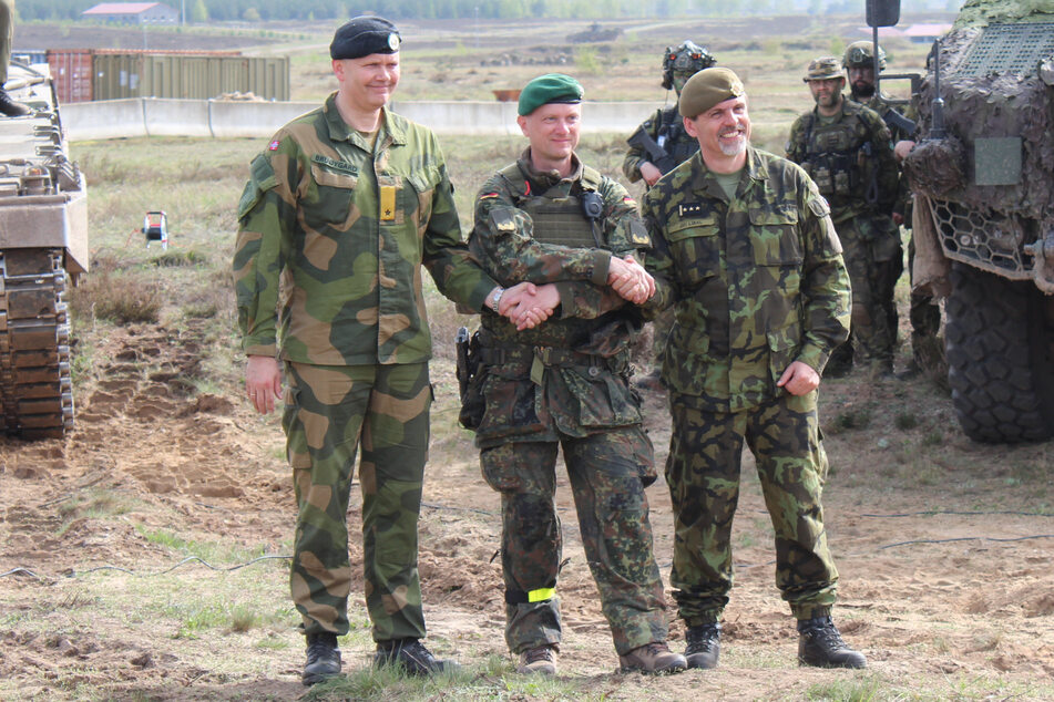 V.l.n.r.: Die Kommandeure Terje Bruøygard (Norwegen), Alexander Krone (Deutschland) und Jiří Líbal (Tschechien) gaben sich freundschaftlich die Hand.