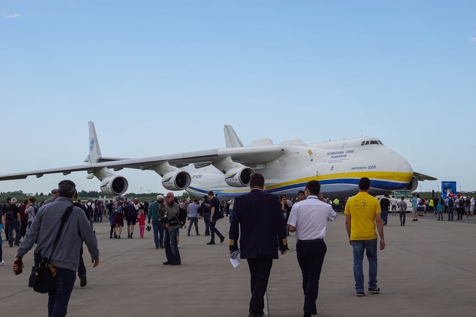 Die AN225 auf der ILA in Berlin. Egal wo der Riesenvogel landet, zieht er die Menschenmassen an. (Archiv)