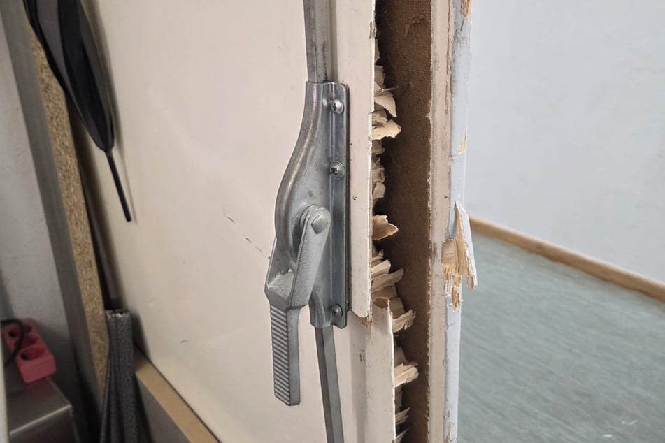 Mit roher Gewalt hebelten der Einbrecher die Türen auf.