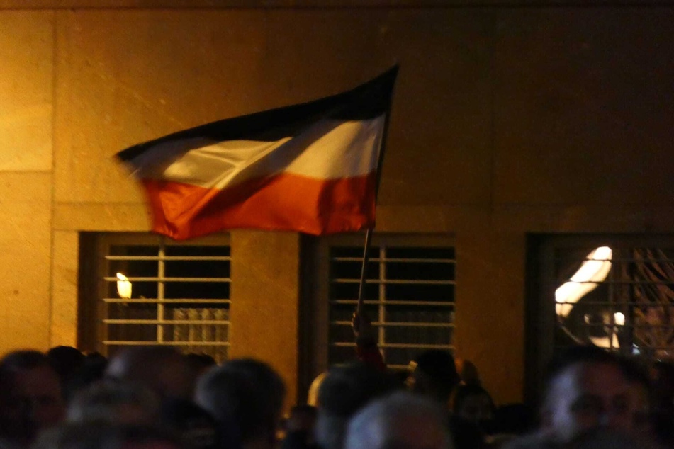 Unter den Demonstrierenden wurde deutlich sichtbar eine Reichsflagge geweht.