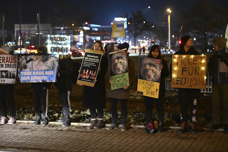 Zahlreiche Menschen protestierten gegen den Einsatz von Tieren im Zirkus.