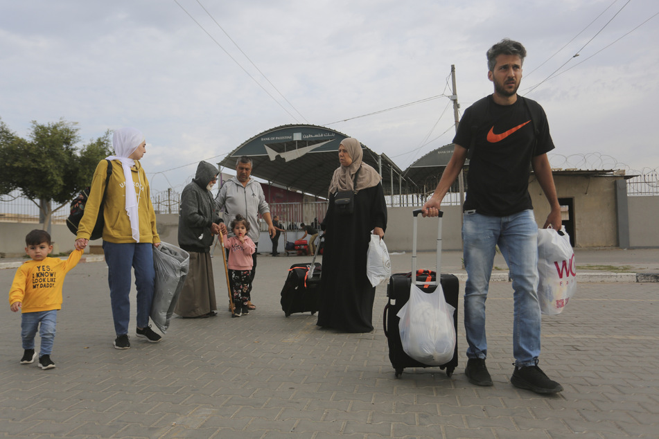Palästinenser kommen am Grenzübergang Rafah in Ägypten an.