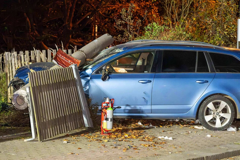 Offenbar kam der Skoda nach dem Unfall von der Straße ab.