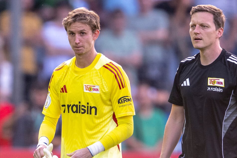 Frederik Rönnow (33, l.) musste im Pokal ausgewechselt werden.