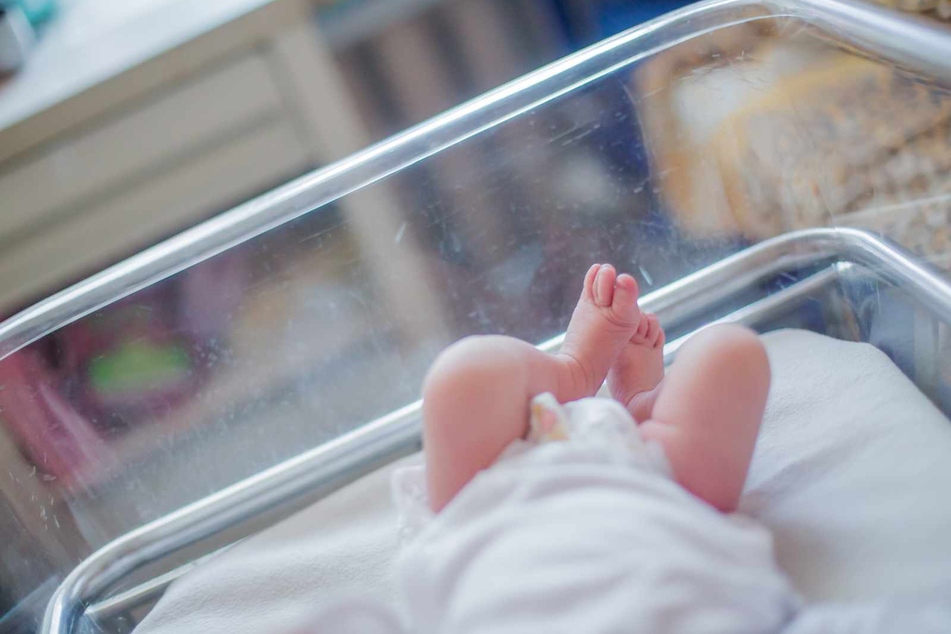 Eine Frau hat am Montag in Hamburg ein Baby in einem Rettungswagen zur Welt gebracht. Zuvor hatte sie lediglich über Bauchschmerzen geklagt. (Symbolfoto)
