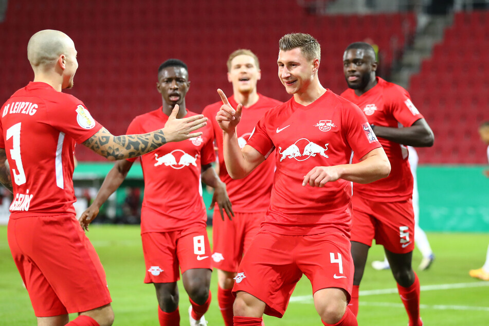 Willi Orban (2.v.r.) lieferte bereits in der 11. Minute das 1:0 für die Roten Bullen.
