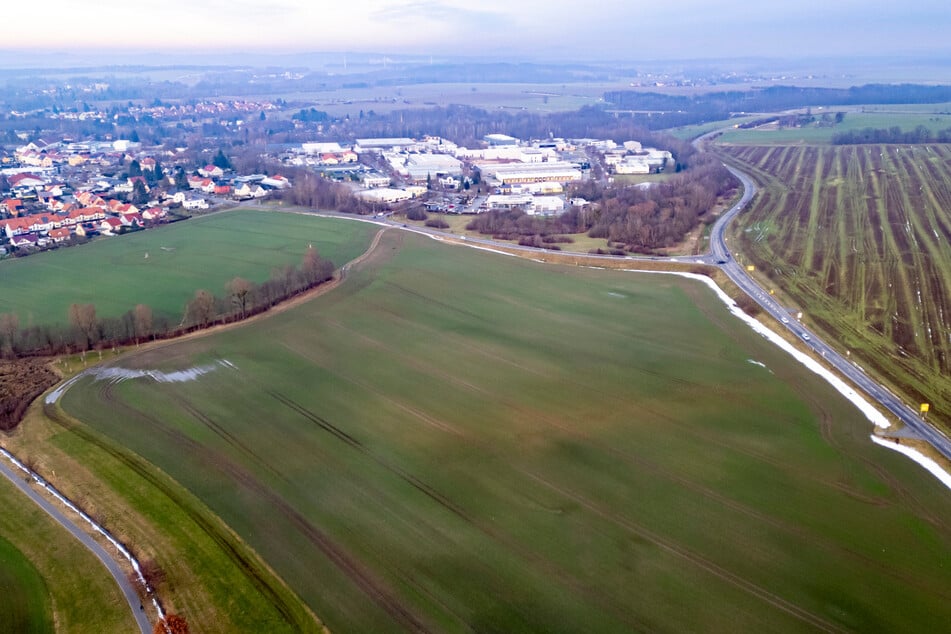 Auf den Ackerflächen rechts der Straße ist ein Gewerbegebiet angedacht.