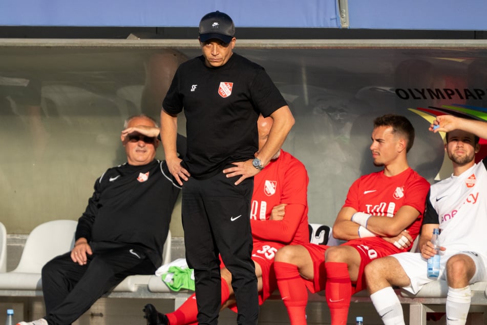 Auch für Havelse-Coach Samir Ferchichi (2.v.l.) und seine Mannen ist das Abenteuer 3. liga nach nur einem Jahr wieder beendet.