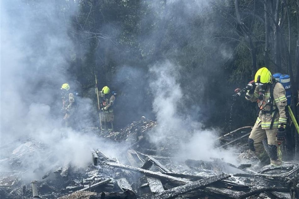 Die Feuerwehr löschte unter schwierigen Bedingungen.