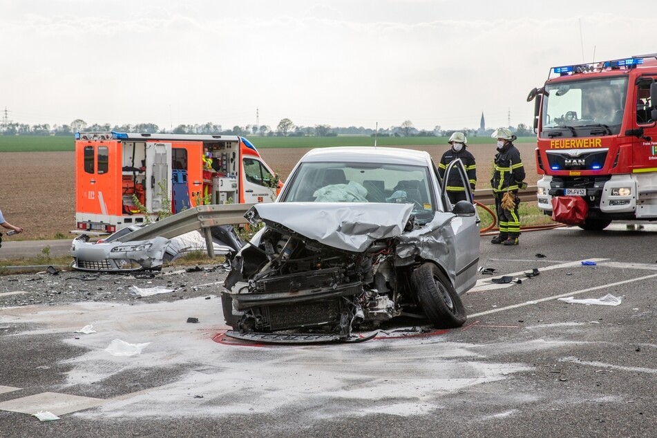 Die Feuerwehr musste alle Unfallopfer aus ihren Autos bergen.