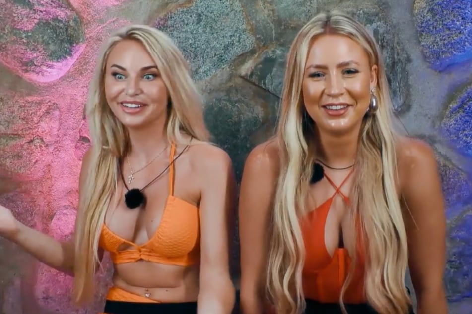 Als Franzi (l.) und Marta (24) erfahren, dass Marvin während der Kennenlernzeit mit den beiden zweigleisig gefahren ist, sind sie alles andere als begeistert.