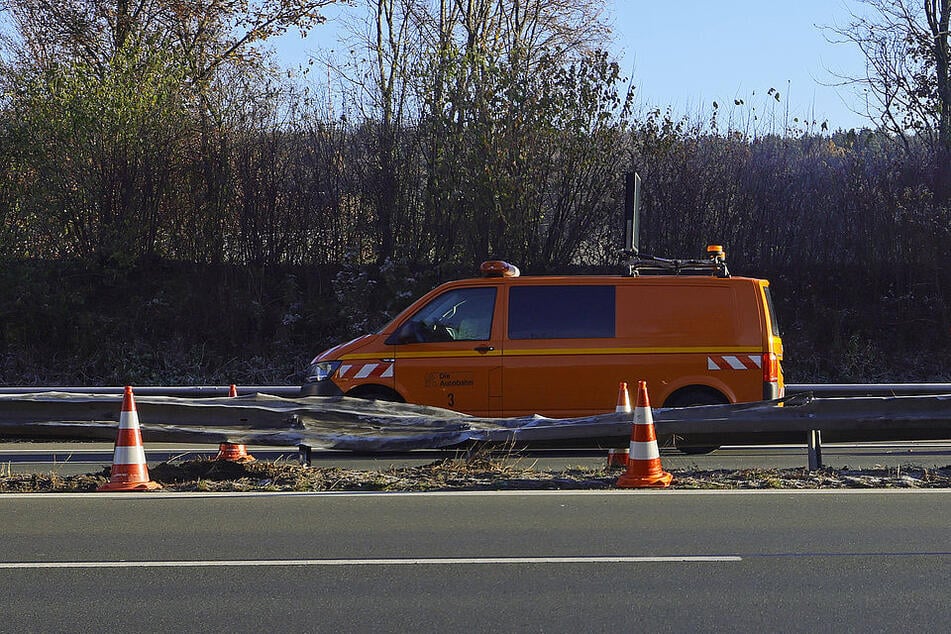 Die Mittelleitplanke wurde stark beschädigt.