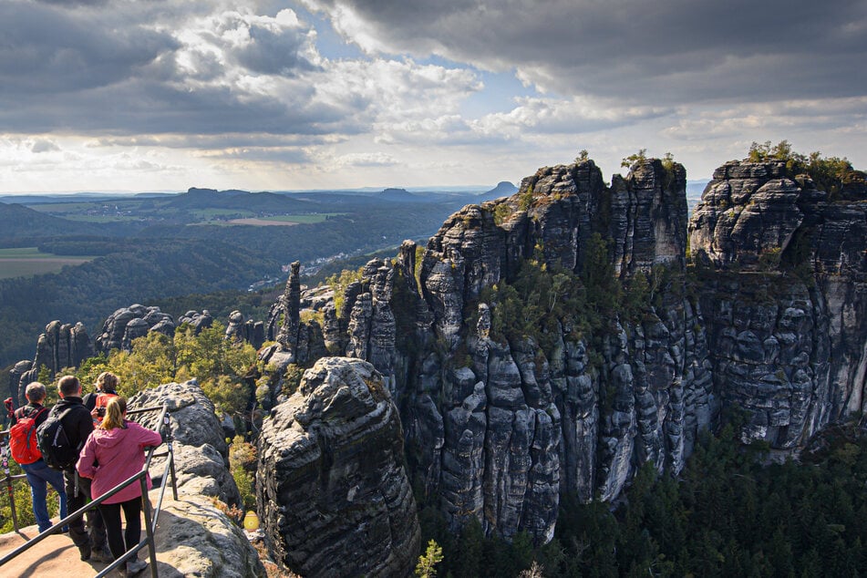 Egal wie oft man im Elbsandsteingebirge unterwegs ist. An den schroffen Felsformationen kann man sich einfach nie sattsehen. (Archivbild)