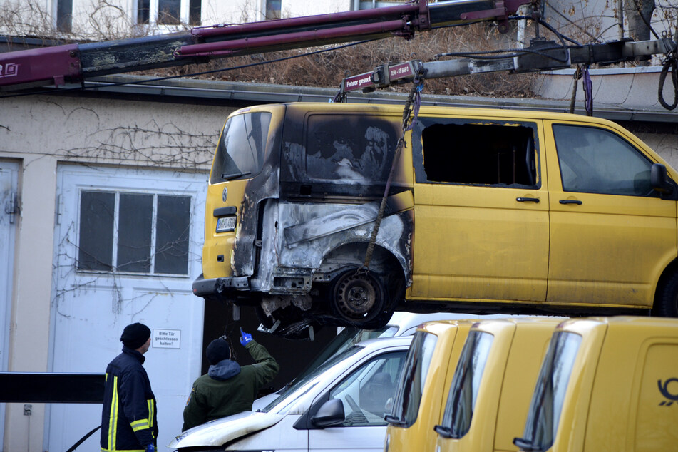Am Montagnachmittag wurden die zerstörten Fahrzeuge kriminaltechnisch untersucht.
