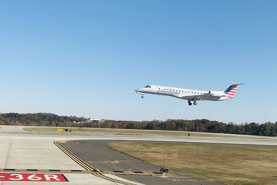 64 Menschen waren an Bord der American Airlines Bombardier CRJ700. (Archivbild)