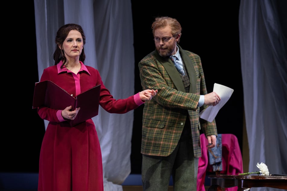 Violetta (gespielt von Rosha Fitzhowle) verliebt sich in Alfredo. Sein Vater Giorgio (gespielt von HróIfur Sæmundsson) will sie davon abbringen.