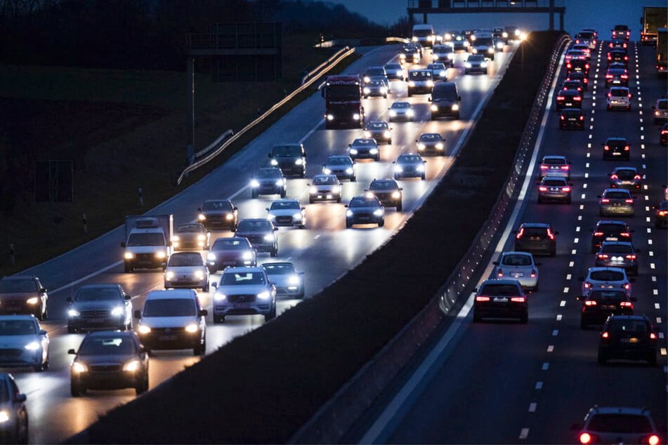Unfall A81: Sperrung auf A81 aufgehoben: Zehn Kilometer Stau nach Unfall mit drei Autos im Engelbergtunnel