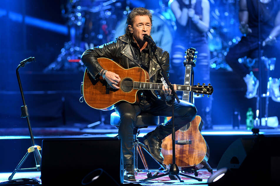 Rock-Legende Peter Maffay greift wieder für Bühnenshows zur Gitarre. (Archivbild)