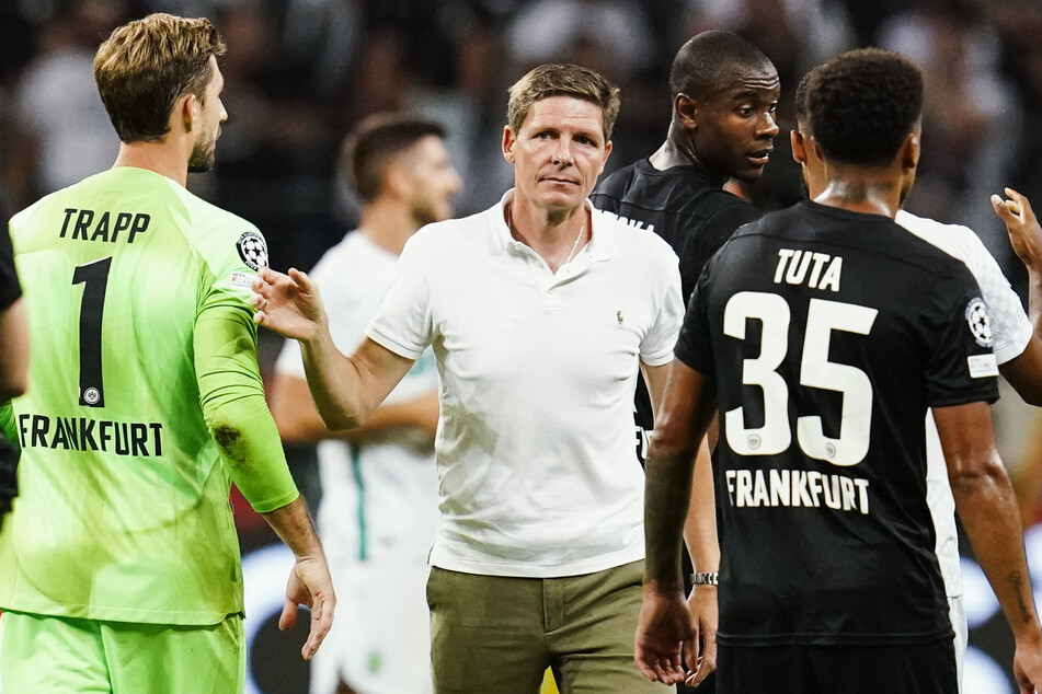 Eintracht Frankfurts Trainer Oliver Glasner (48, M.) war die Enttäuschung nach dem 0:3-Debakel in der Champions League gegen Sporting Lissabon deutlich anzusehen.