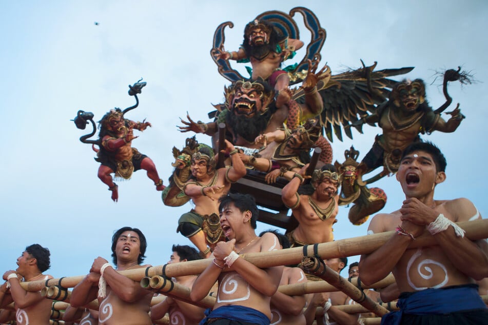 Riesige Dämonenfiguren sollen die bösen Geister vertreiben.