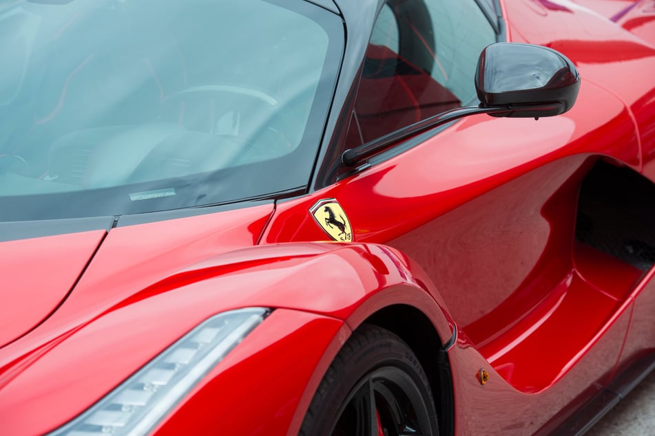 Mit seinem Ferrari baute ein 24 Jahre alter Mann am Montag im osthessischen Hünfeld einen Unfall mit teuren Folgen. (Symbolbild)