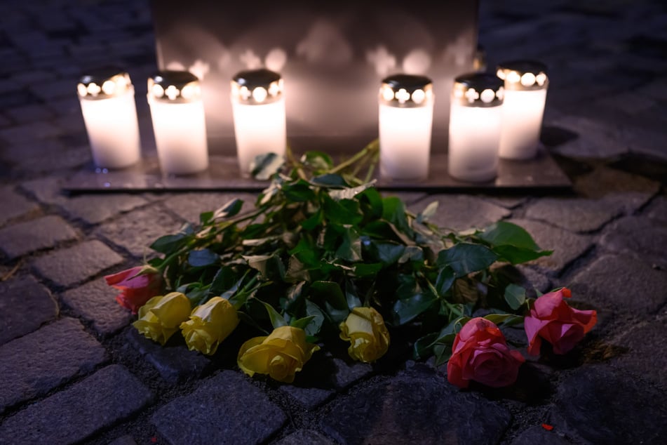 Auf dem Altmarkt sollen Kerzen und Blumen an die 25.000 Todesopfer erinnern.