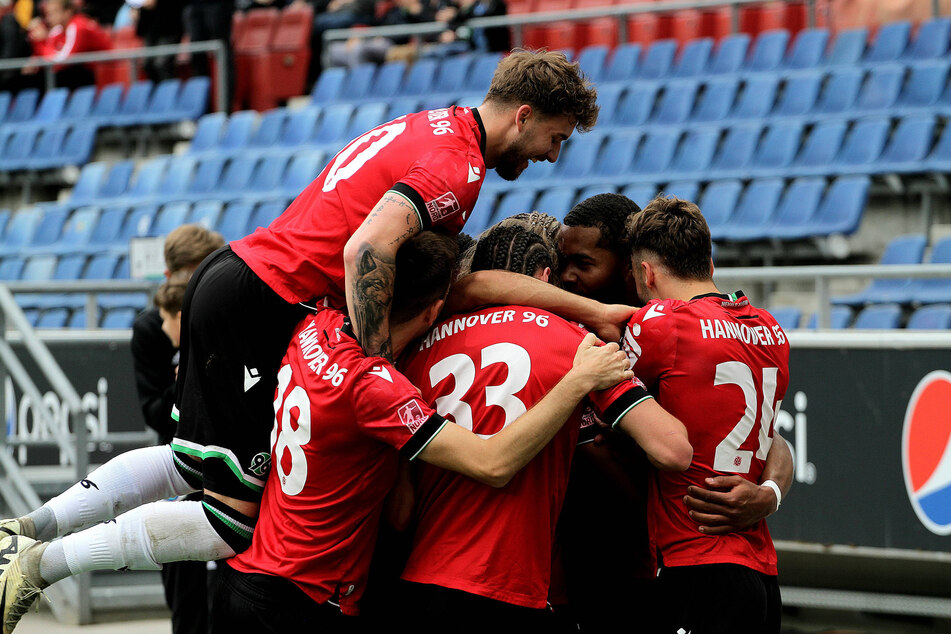 Die zweite Mannschaft von Hannover 96 steigt in die 3. Liga auf.