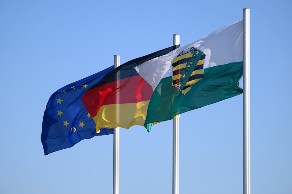 Wie stark identifizieren sich Menschen mit den Orten und Regionen, in denen sie leben? Fühlen sie sich Deutschland und der EU verbunden? Eine Umfrage gibt Aufschluss.