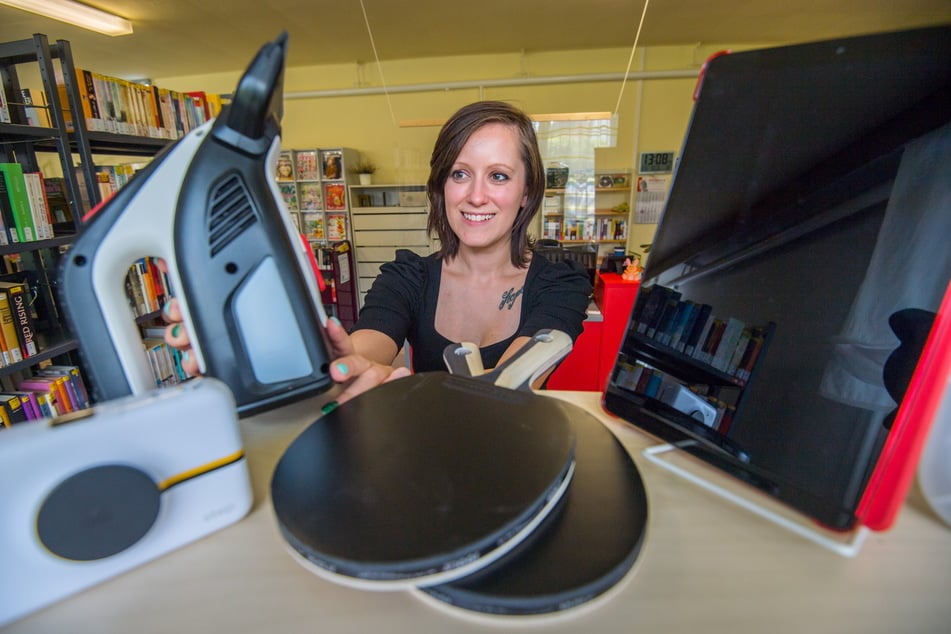 Tischtennisschläger, Bügeleisen oder doch ein iPad: In der Bibliothek Neukirchen verleiht Anne Rombach (31) nicht nur Bücher.
