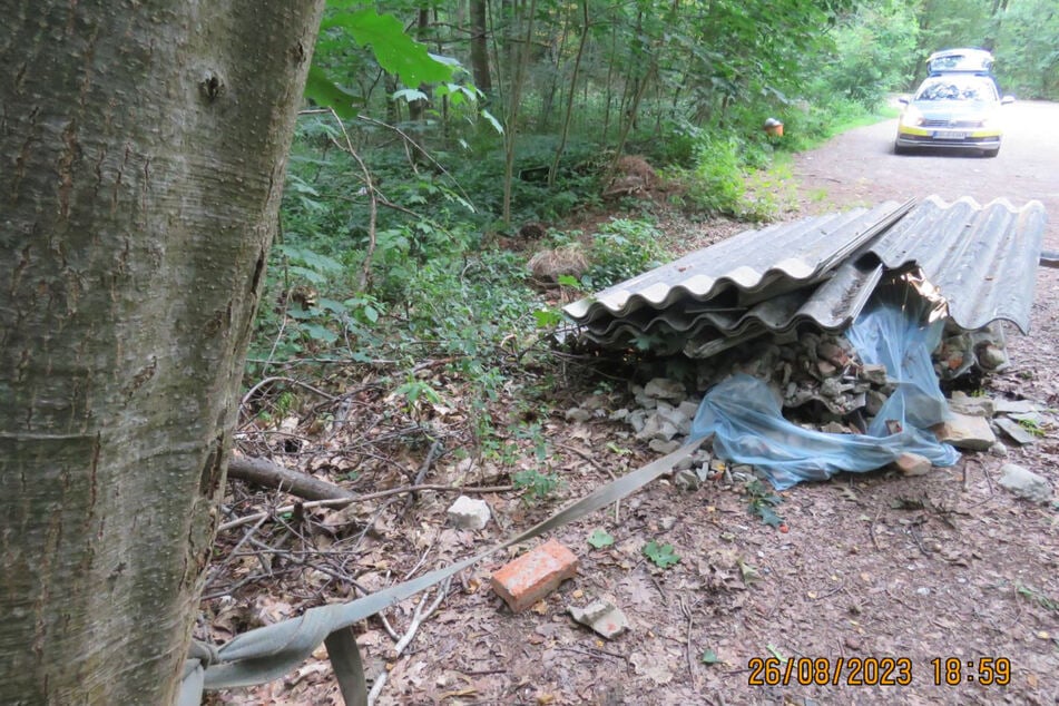 In einem Waldstück nahe der B97 fand die Polizei einen Berg von Bauschutt.