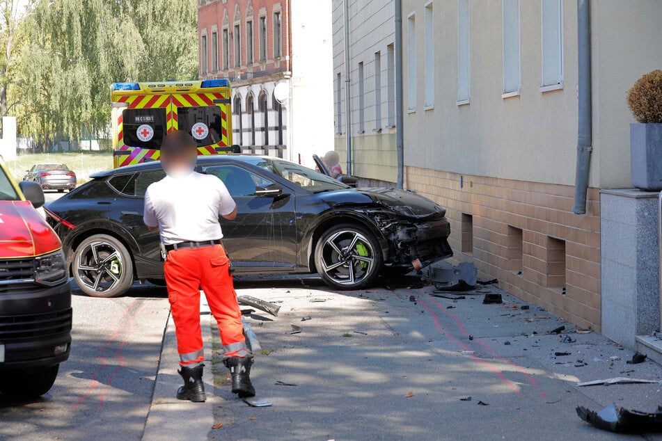 Dieser Kia krachte am Sonntagvormittag gegen ein Haus an der Augustusburger Straße. Der Wagen wurde massiv beschädigt.