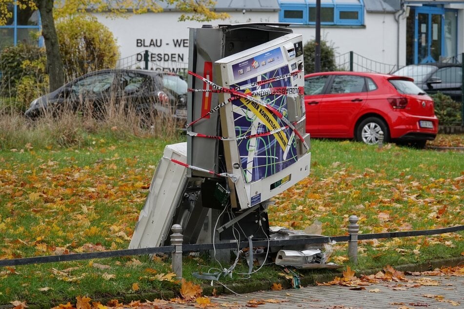 Mit lautem Knall jagten die Täter einen Zigarettenautomaten in Tolkewitz in die Luft.