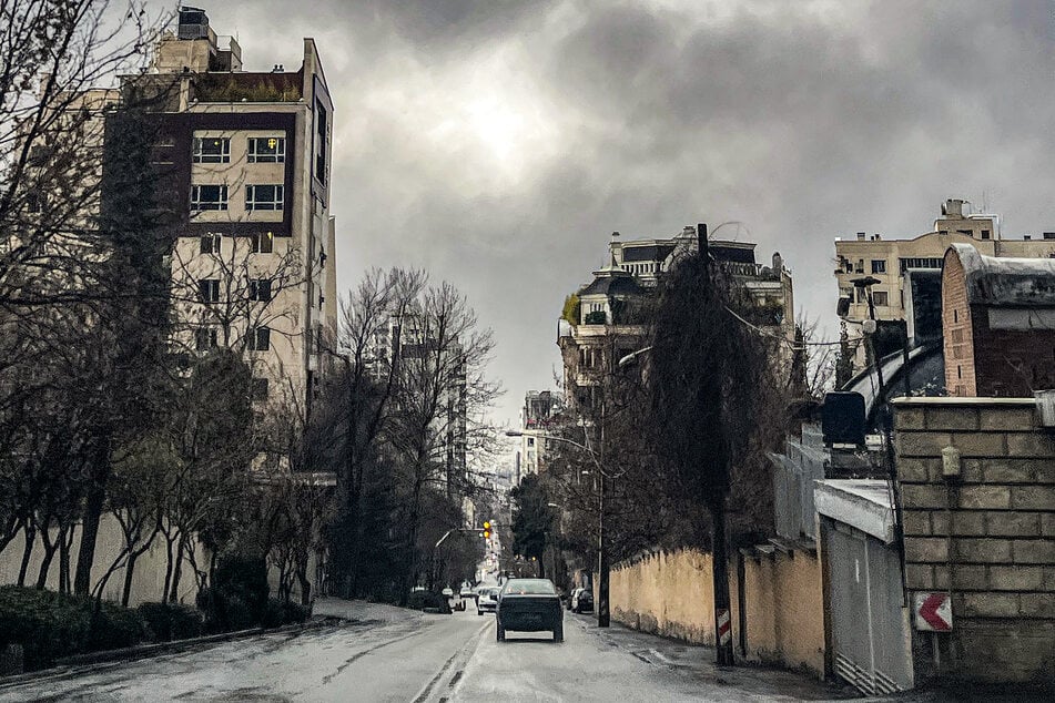 Über Teheran zieht sich eine schwarze dunkle Rauchwolke.