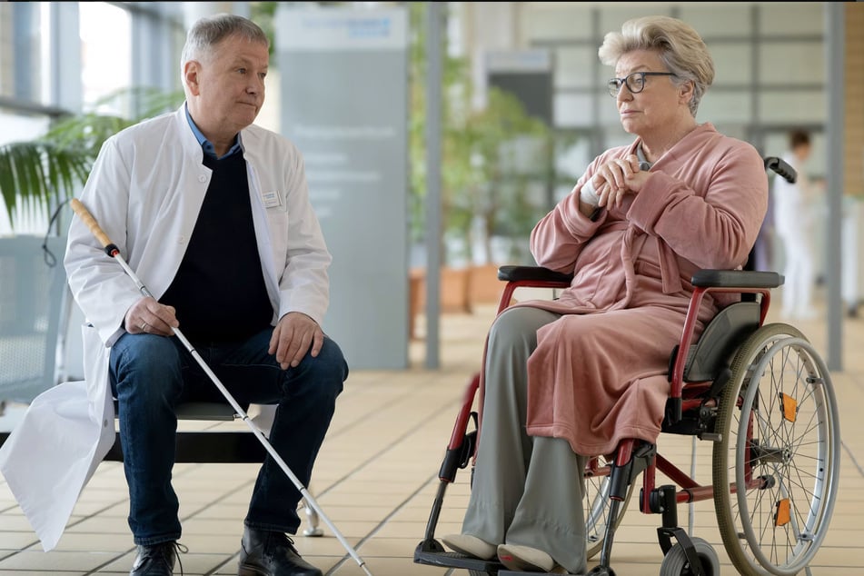 Dr. Roland Heilmann attestiert Harriet einen akuten arteriellen Gefäßverschluss - damit sollte sie nicht lange reisen.