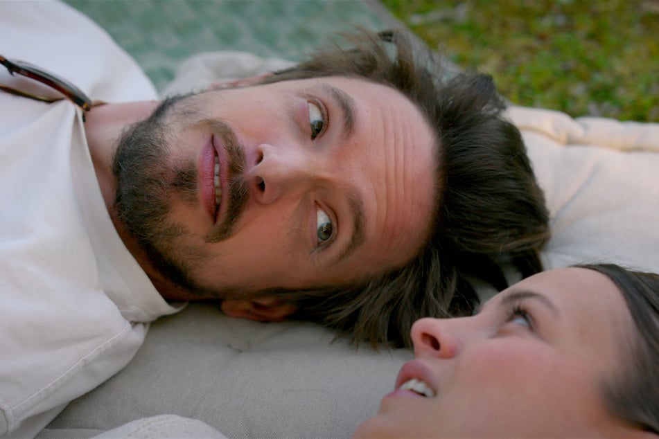 Geht da was? Thilo und Lucie liegen auf einer Decke.