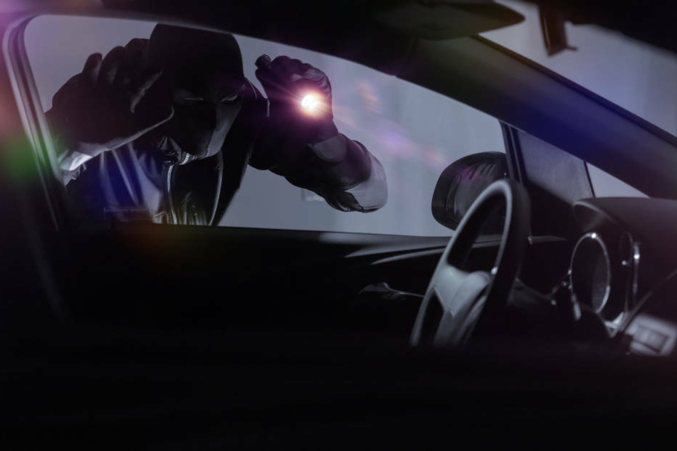 Als die Polizisten zu ihrem Wagen zurückgekehrten, bemerkten sie, wie sich zwei Männer daran zu schaffen machten (Symbolbild).