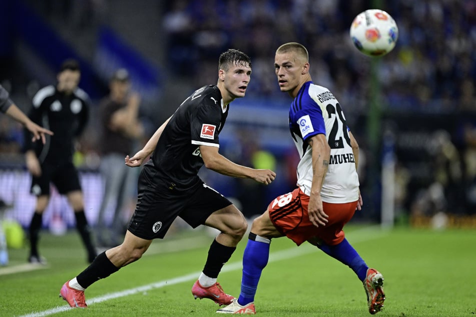 Auf der Außenbahn kommt es zum interessanten Duell zwischen Arkadiusz Pyrka (23, l.) und Miro Muheim (27).