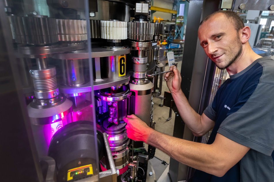 Industriemechaniker Herr Georgi (31) freut sich auf Unterstützung.