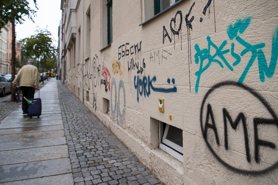 Auch in Dresden "zieren" unliebsame Schriftzüge die Häuserwände.