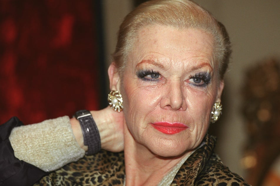 Ingrid van Bergen bei Dreharbeiten zur RTL-Produktion "Nina" (Arbeitstitel) in der Rolle der Bordellbetreiberin Molly 1997.